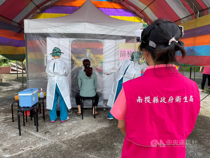 南投縣25日無新增武漢肺炎本土確診個案,不過縣內最新傳染鏈為竹山鎮已有3人因彰化里長夫妻神壇活動而陸續染疫,為此,南投縣衛生局持續在竹山鎮設社區篩檢站,25日快篩共212人,全數陰性;26日還有1場次。(南投縣政府提供)中央社記者蕭博陽南投縣傳真 110年6月25日