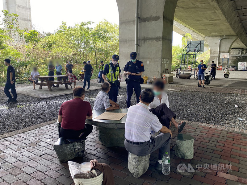 南投市一處國道高架橋下休憩空間未圍起封鎖線,不時有民眾前往活動,南投縣警察局南投分局25日前往稽查,發現多人群聚下棋、聊天,將全員18人依法函送裁罰。(警方提供)中央社記者蕭博陽南投縣傳真 110年6月25日