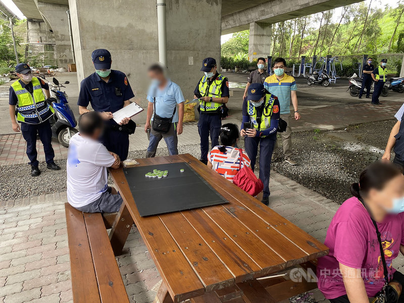 南投縣警察局南投分局表示,25日上午在南投市南鄉路附近的高速公路高架橋下方查獲18名民眾群聚,其中有人圍坐桌椅下棋,有人聊天喝咖啡、乘涼等,員警到場稽查時,有人意圖開溜遭攔阻,民眾雖都有戴口罩,但群聚行為涉違反防疫規定,隨即依法函送裁罰。(警方提供)中央社記者蕭博陽南投縣傳真 110年6月25日