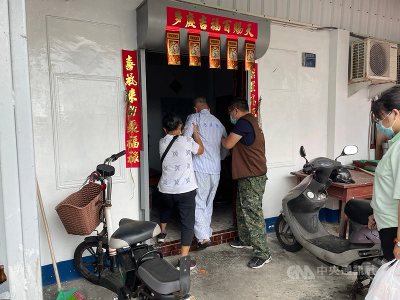 家住台東縣成功鎮的吳姓漁民罹患唇癌末期,住進花蓮慈濟醫院安寧病房,為完成他想回家的心願,醫療團隊出動2台車,陪同他跨縣市圓夢。(花蓮慈濟醫院提供)中央社記者張祈傳真 110年6月25日