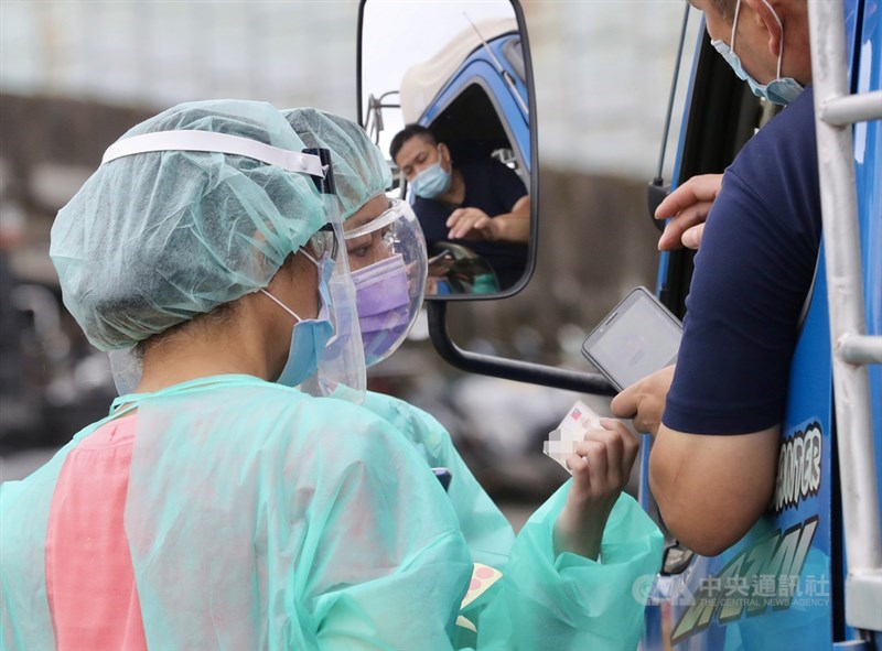 台北農產公司發生武漢肺炎群聚感染,中央宣布24日起持快篩陰性才能進批發市場。25日上午要進入果菜批發市場的民眾出示檢驗陰性證明也要查核身分證,配合實聯制。中央社記者張皓安攝 110年6月25日