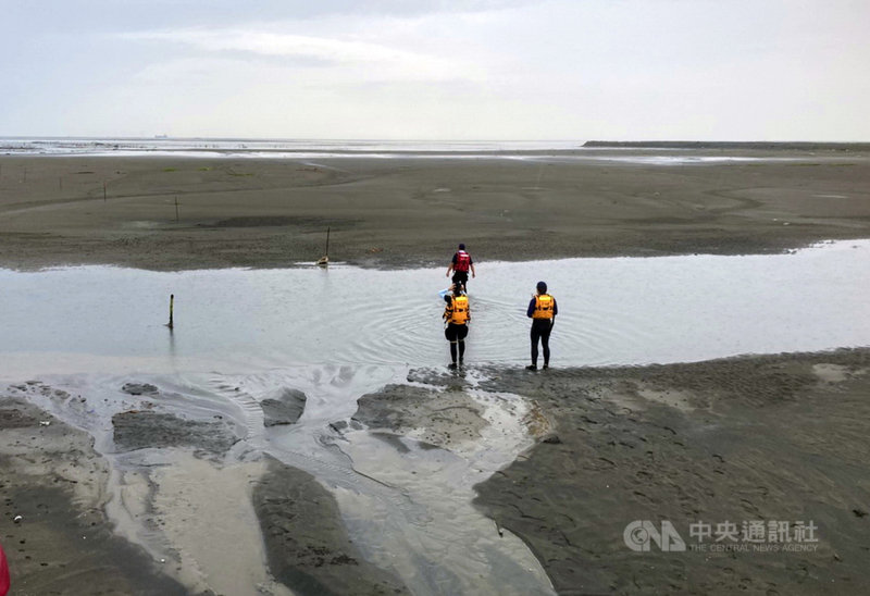 雲林縣一名70多歲老翁22日到濁水溪出海口南岸挖蛤蜊意外失蹤多日,海巡署第四岸巡隊等單位組成救難隊,25日繼續搜救。(民眾提供)中央社記者蔡智明傳真 110年6月25日