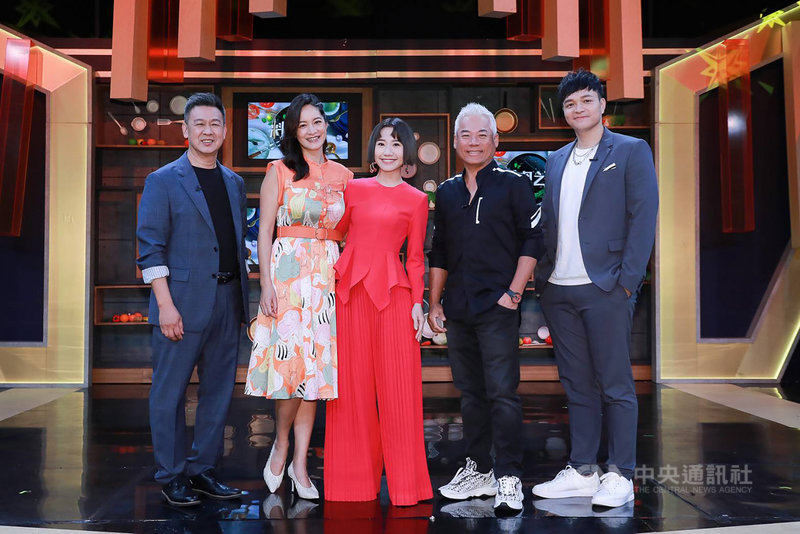 全新一季廚藝選秀節目「料理之王2」25日首播,由Lulu黃路梓茵(中)擔綱主持,首席導師為松露主廚Fred(右)、「阿發師」施建發(左),首集並找來歌手巫啟賢(右2)、藝人Janet(左2)擔任飛行導師。(量子娛樂製作提供)中央社記者葉冠吟傳真 110年6月25日