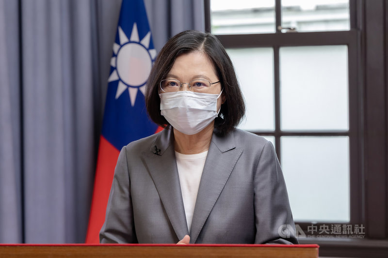 總統蔡英文25日以錄影方式為「三軍六校院畢業典禮」致詞,她希望畢業生未來不論是在前線還是後方,都務必在崗位上,戮力不懈、不忘使命。(總統府提供)中央社記者謝佳珍傳真 110年6月25日