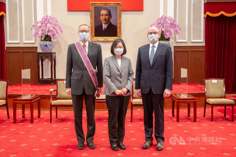 總統蔡英文(中)25日在總統府與即將離任的美國在台協會台北辦事處長酈英傑(左)、副處長谷立言(右)合影;蔡總統頒授酈英傑大綬景星勳章,表彰並感謝任內對台美關係的努力與貢獻。(總統府提供)中央社記者溫貴香傳真 110年6月25日
