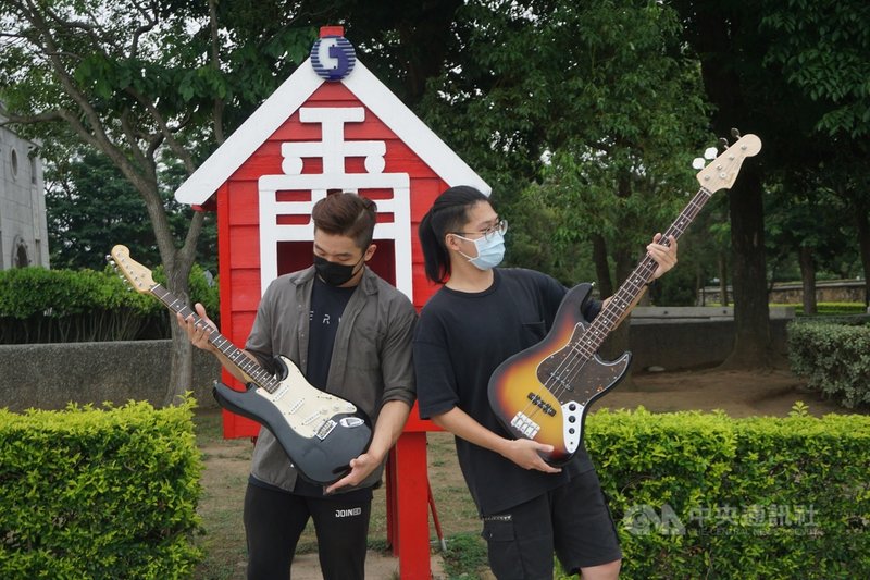 金門大學幾個愛玩音樂的學生李佑誠(右)、林睿然(左)等人,在疫情期間創作歌曲「破口」,鼓勵大家少批評多尊重,攜手度過疫情。兩人說,疫情封鎖了大家出門的機會,但幾個喜歡音樂的夥伴,一起用旋律和歌詞表達出心中想法,說出想說的話,這種感覺很棒。中央社記者黃慧敏攝 110年6月25日