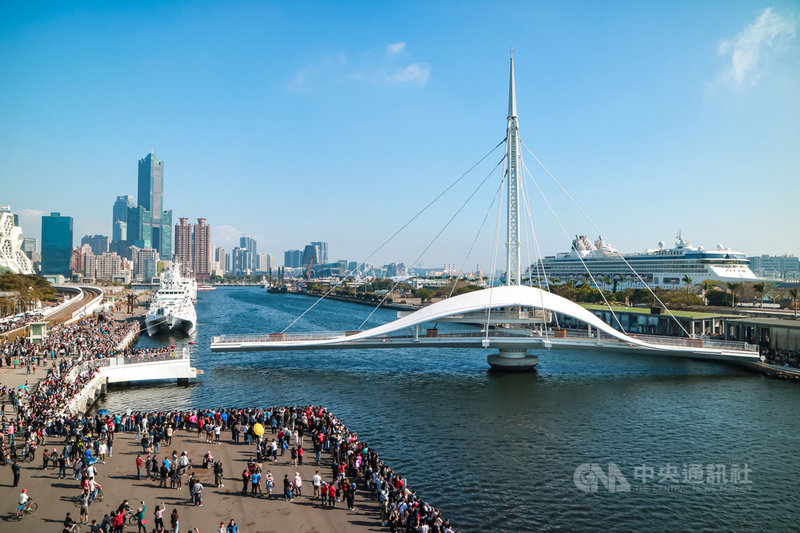 台灣港務公司高雄分公司25日表示,高雄港參加國際港埠協會「世界港口永續計畫」,透過大港橋建設等舊港區轉型再生,榮獲韌性基礎設施分類優勝港口。(港務公司提供)中央社記者侯文婷傳真 110年6月25日