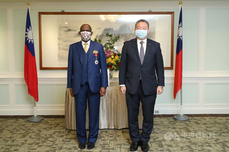 外交部常務次長俞大㵢(右)24日頒贈南非聯絡辦事處代表麥哲培「睦誼外交獎章」,以表彰他駐台期間對促進雙邊關係的貢獻。(外交部提供)中央社記者鍾佑貞傳真 110年6月25日