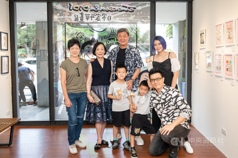 蔣偉文25日在臉書分享蔣爸爸去打AZ疫苗前交給他一份親筆遺囑交代後事,讓他當下相當感動,直言爸爸對生死的豁達是典範。圖為蔣爸爸(後左3)日前出席蔣偉文(前右)畫展開幕記者會,全家合影。(艾迪昇傳播提供)中央社記者葉冠吟傳真 110年6月25日