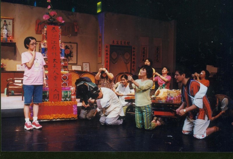綠光劇團將經典作品「人間條件一」於21日線上演出,吸引超過4萬人觀賞。圖為「人間條件一」劇照。(綠光劇團提供)