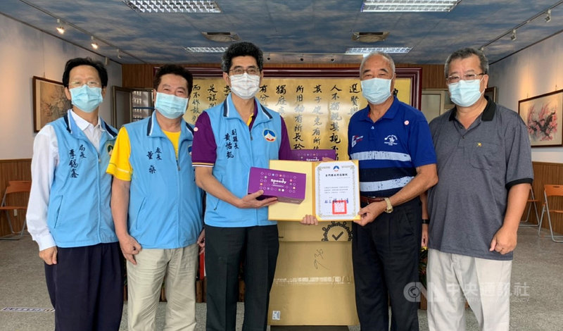 台灣金門同鄉會總會25日由總會長楊維居(右2)等人代表捐贈1000組快篩試劑給金門縣,協助提升金門防疫能量,由金門縣副縣長黃怡凱(左3)代表接受並致謝。(金門縣政府提供)中央社記者黃慧敏傳真 110年6月25日