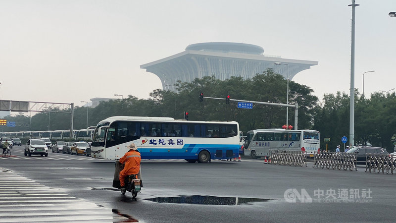中共慶祝建黨百年於北京奧林匹克公園舉行文藝演出,附近實施交通管制,路上可見大量搭載工作人員的遊覽車。中央社記者繆宗翰北京攝 110年6月25日