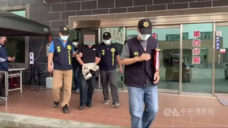 台南李姓男子夥同手下邱姓男子專向中小型工地賣「兄弟茶」,警方清查,2人至少犯案10件,24日被逮送辦。(台南市警局提供)中央社記者張榮祥台南傳真 110年6月25日