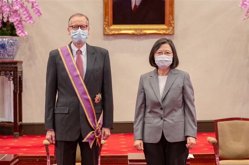 總統蔡英文(右)25日頒授美國在台協會台北辦事處長酈英傑(左)「大綬景星勳章」,並表達對酈英傑卸任的不捨。(圖取自facebook.com/tsaiingwen)