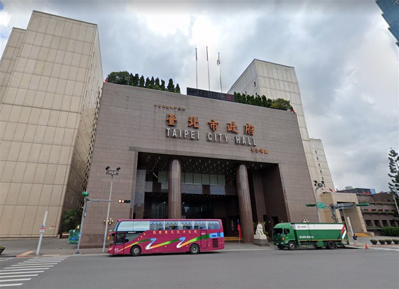 台北市議員陳怡君接獲陳情,指負責北市市政大樓11樓維安的一名駐衛警確診,員警已居家隔離。北市府25日說,確診員警未接觸市長柯文哲及一級首長。(圖取自Google地圖網頁google.com/maps)