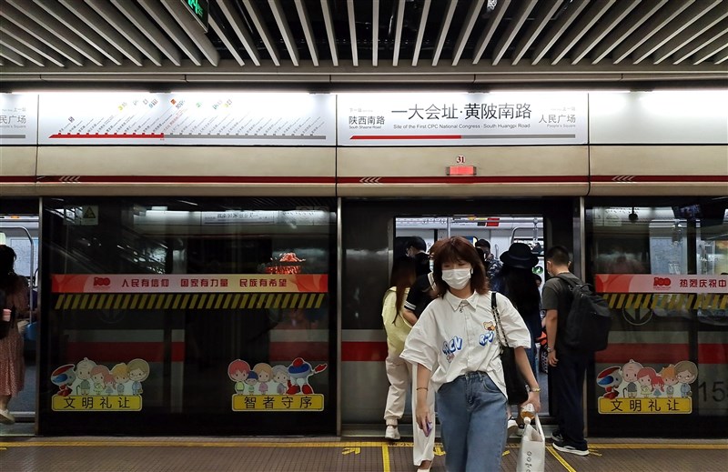 中共百年黨慶倒數一週,黨代表大會會址周邊的兩座地鐵站近期悄悄改名。圖為原名黃陂南路的「一大會址.黃陂南路」站。(中新社)