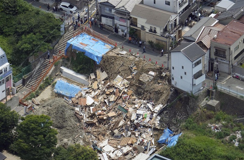 日本大阪市西成區25日有2棟位於土堤上的住宅突然相繼倒塌,所幸住宅內的居民事前聽到聲響,已逃出避難,無人受傷。(共同社)