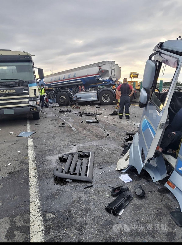 台61線南下芳苑路段25日凌晨發生化學曳引槽車和貨車追撞車禍,警方指出,貨車停放在路肩,槽車疑似煞車不及撞上貨車,所幸只有1人輕傷。(翻攝照片)中央社記者吳哲豪傳真 110年6月25日