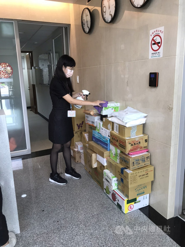 國家運動訓練中心自5月17日封關後,選手、教練放假都不得外出,也造成中心包裹量暴增,每一件進入中心的包裹都需要消毒擦拭。(國訓中心提供)中央社 110年6月25日