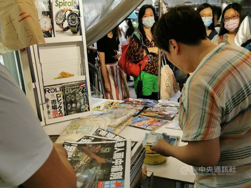 中國實施「港區國安法」後,民主派報紙香港蘋果日報被迫停刊。美國總統拜登24日呼籲北京停止打壓媒體。圖為香港蘋果日報24日出版最後一份報紙,大批讀者在報攤排隊購買表達支持。(中央社檔案照片)
