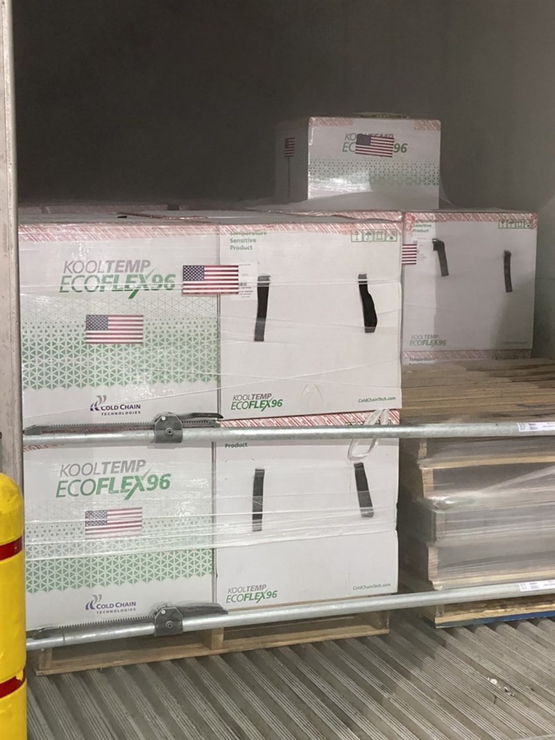 指揮中心表示,政府自購的莫德納疫苗與美國捐贈250萬劑疫苗的容量不同,為避免混淆,6月30日將先配發美國贈送的莫德納疫苗,供7月1日開打。圖為美國贈送台灣250萬劑莫德納疫苗。(駐美代表處提供)