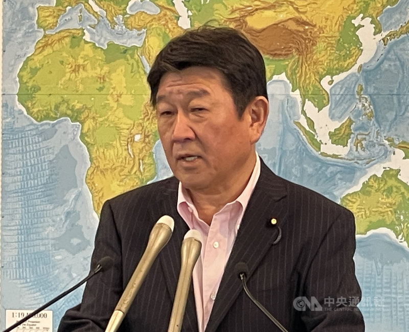 日本外務大臣茂木敏充25日表示,決定在7月中旬前追加提供100萬劑AZ疫苗給台灣。這是日本繼6月4日無償提供124萬劑AZ疫苗給台灣後的第2批,到今天正好相隔3週。中央社記者楊明珠東京攝 110年6月25日