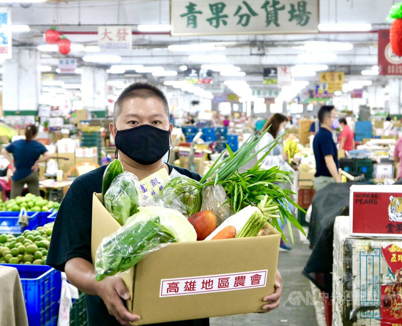 高雄市政府農業局與各區農會合作,由營養師選搭新鮮蔬果,推出新台幣599元12樣與699元15樣兩款「揀好蔬果箱」,並結合計程車業者,以20公里免運費宅配到府服務,用最快速度將當日產地的最新鮮蔬果直送到民眾家中。(高市農業局提供)中央社記者洪學廣傳真 110年6月25日