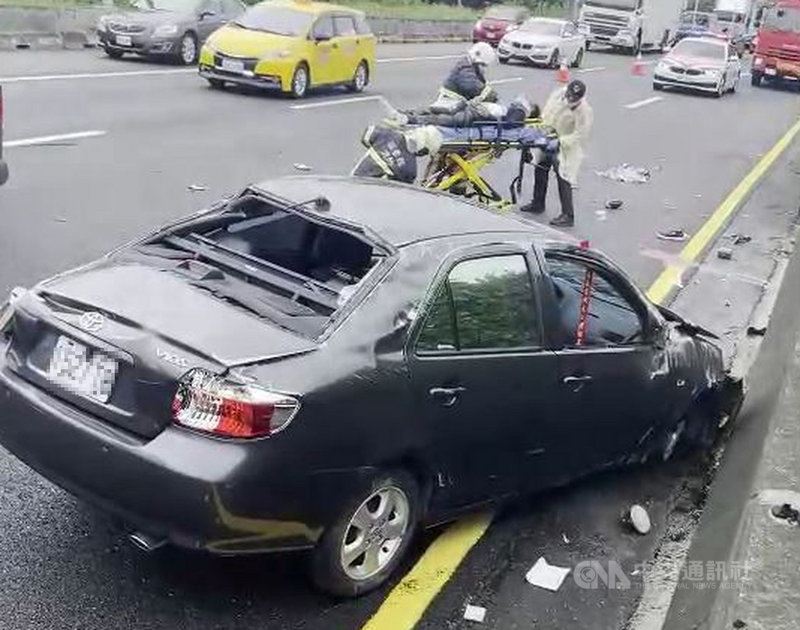 國道一號南下138公里苗栗銅鑼路段25日發生轎車自撞車禍,駕駛彈飛車外、倒臥內線車道;救護人員抵達現場時,男子疑似頭部重創,已無意識,緊急送醫仍宣告不治。警方初步勘查後,研判男子未繫安全帶。(民眾提供)中央社記者管瑞平傳真 110年6月25日