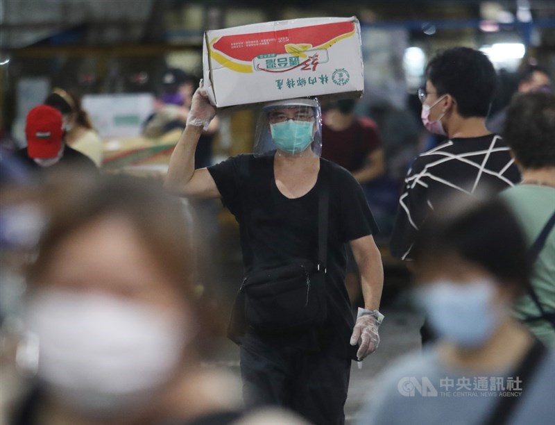 台北市長柯文哲26日表示,下週將針對北市批發市場做大規模PCR檢測,將會請衛福部醫福會執行長王必勝協助。(中央社檔案照片)