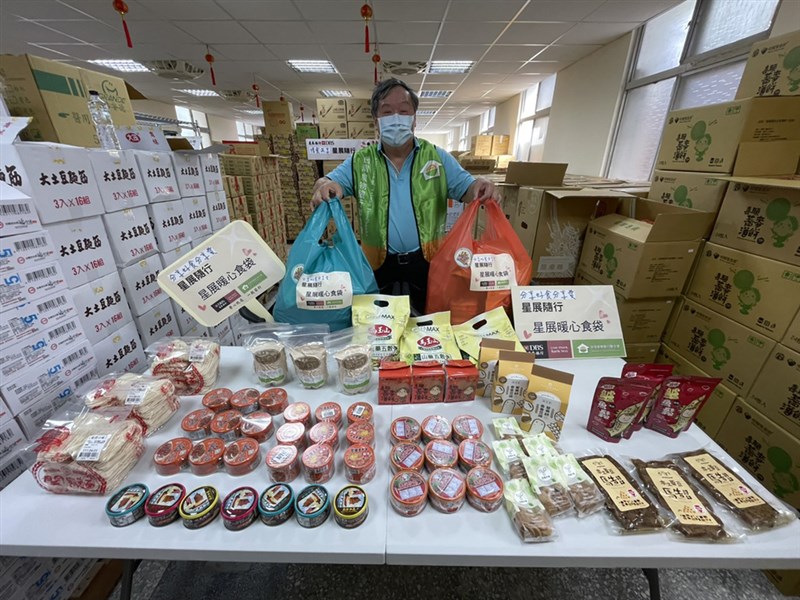 抗疫小天使 方荷生一呼百應募物資愛心包成抗疫後盾 生活 重點新聞 中央社cna