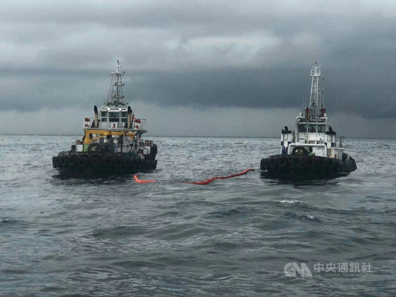 中油公司大林煉油廠外海浮筒破裂致原油外洩,海洋保育署追查擴散範圍,發現小琉球東南方有部分油污,並擴散至屏東縣車城鄉及恆春半島附近,要求中油圍堵,避免生態損失。(海洋保育署提供)中央社記者侯文婷傳真 110年6月26日