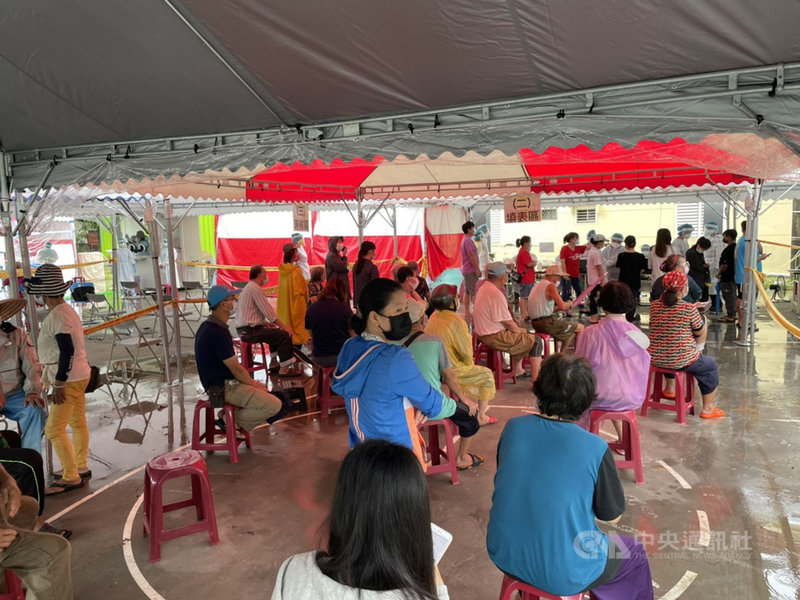 從秘魯返台在屏東枋山鄉居家檢疫的祖孫,被證實感染最先發生在印度的武漢肺炎(COVID-19,2019冠狀病毒疾病)Delta變種病毒,屏東縣政府在枋山鄉老人活動中心設置疫苗速打站。(屏東縣政府提供)中央社記者郭芷瑄傳真 110年6月26日