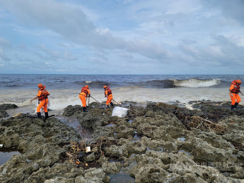 中油公司大林煉油廠外海浮筒22日破裂致原油外洩,油污污染恆春半島海域,海巡人員26日協助除油,攔油索屢被海浪打上岸,海巡人員表示,極需環保專業人員除油。(周春米服務處提供)中央社記者郭芷瑄傳真 110年6月26日