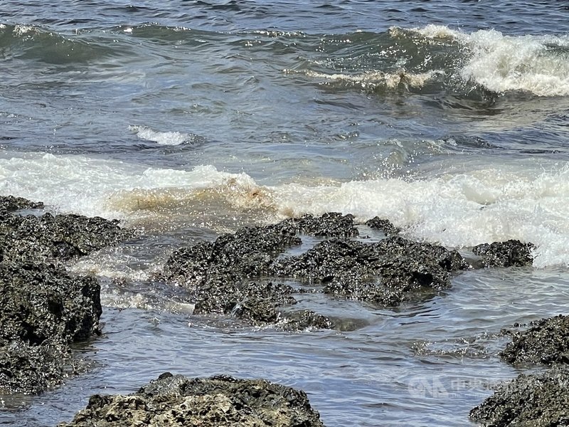 中油公司大林煉油廠外海浮筒22日破裂致原油外洩,26 日油污已南漂到屏東恆春半島沿岸,飄來陣陣臭油味。(莊瑞雄服務處提供)中央社記者郭芷瑄傳真 110年6月26日