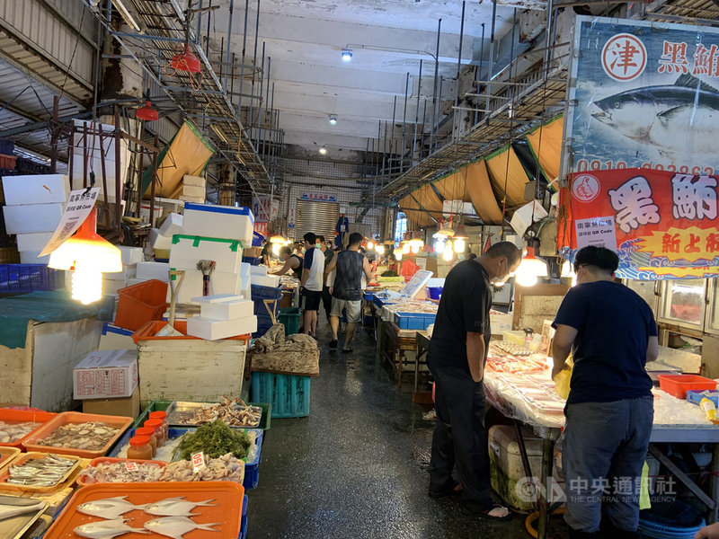 宜蘭縣政府農業處26日表示,南寧魚市場早已配合3級警戒,實施單一出入口、實名制等管制措施,經蘇澳區漁會傍晚再與當地攤商協商,決定即日起加嚴動態總量管制,市場內消費者不得超過70人,並有專人現場控管,避免群聚。(宜蘭縣政府提供)中央社記者沈如峰宜蘭縣傳真 110年6月26日