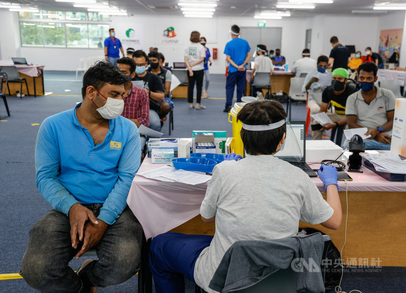 新加坡抗疫之路 移工宿舍感染風險高新加坡靠這2招防疫情再起 國際 中央社cna