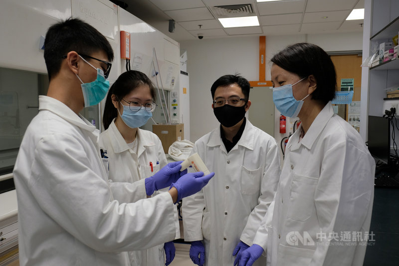 新加坡南洋理工大學化學系副教授林歆怡(右)研發TracieX呼吸檢測系統,2分鐘內就能知道是否感染COVID-19。(南洋理工大學提供)中央社記者侯姿瑩新加坡傳真 110年6月26日