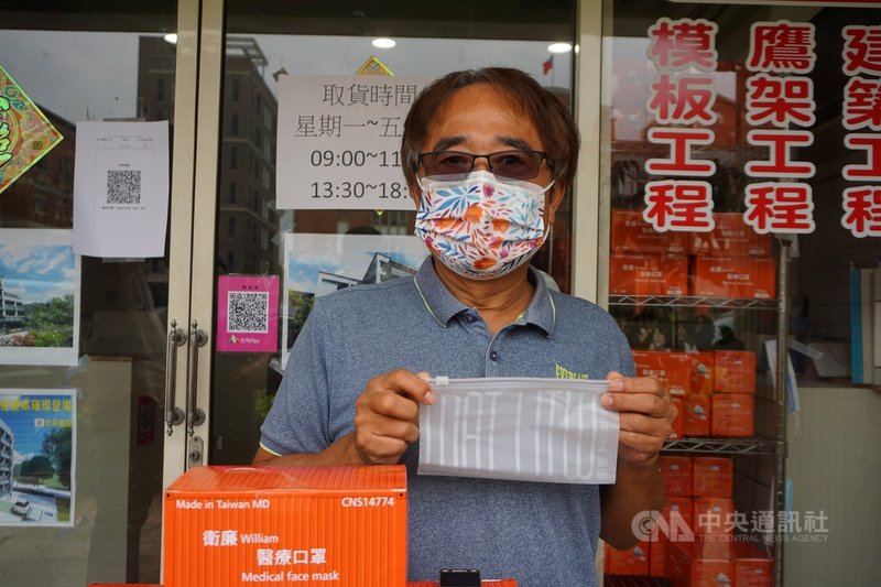 在中國經商多年的陳澤林(圖)7年前定居金門,2020年武漢肺炎爆發之際,因孫子在金門買不到口罩,索性在金門成立首家醫療口罩工廠,2021年5月下旬量產上市,備受本地民眾青睞。中央社記者黃慧敏攝 110年6月26日