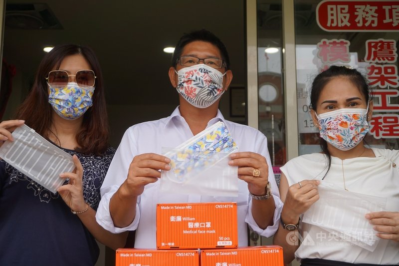 金門首家醫療口罩工廠最近更推出3款彩色口罩,讓民眾戴得健康又漂亮,為了感謝民眾支持在地製造,業者更免費提供一萬個口罩夾鏈袋。中央社記者黃慧敏攝 110年6月26日