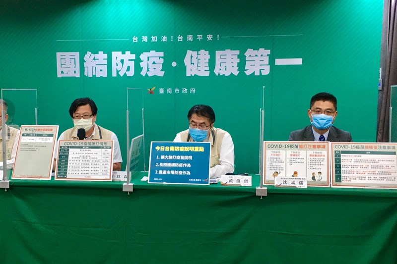 屏東2名確診感染Delta變異株個案6月中旬曾到台南,台南市長黃偉哲(中)26日表示,台南嚴陣以待,也將提供支援屏東防疫物資。(台南市政府提供)