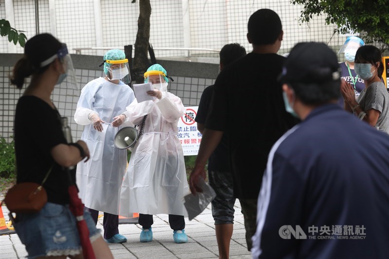 新北市家禽運銷合作社傳出一名越南籍女移工確診染疫,市府表示,將全面篩檢相關人員約500人,陰性者接種疫苗。圖為醫護人員25日宣布篩檢結果陰性人員。中央社記者吳家昇攝 110年6月25日