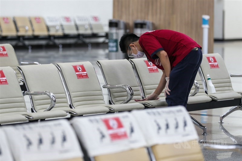台灣25日新增76例本土病例,另增5例死亡。歐盟日前建議成員國將台灣列入安全旅遊名單,迄今包括德、法等多國已宣布對台灣解除旅遊限制。圖為台北松山機場清潔人員加強消毒座椅區。中央社記者裴禛攝 110年6月25日