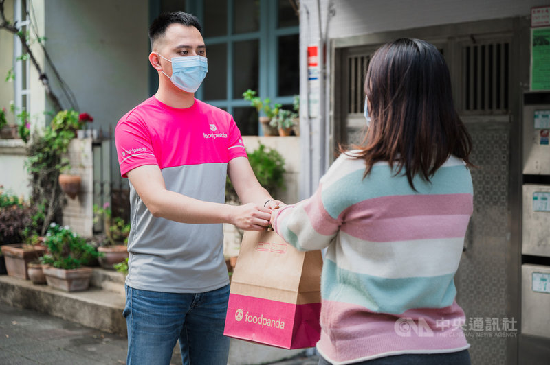 外送平台foodpanda約8成外送員都是兼職身分,本土疫情爆發後,外送需求大增,但外送員同樣擔心染疫風險,減少上線時間,整體運能下滑1到2成,導致餐點送達時間因此拉長。(foodpanda提供)中央社記者吳家豪傳真 110年6月26日