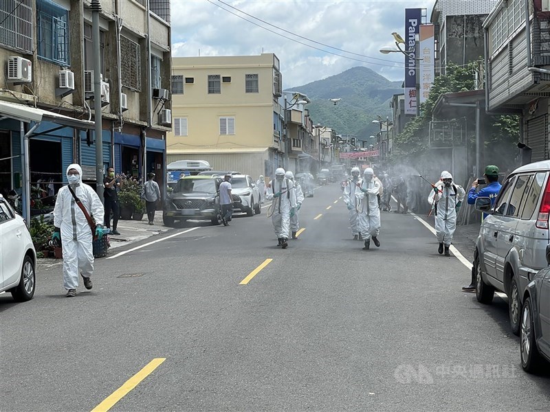 屏東縣枋山鄉計程車司機群聚感染事件,已確定有6人感染的是Delta變種病毒,縣長潘孟安表示,屏東沒有要封城、封村,只是強化3級警戒。圖為屏東枋山當地加強清消。中央社記者郭芷瑄攝 110年6月26日
