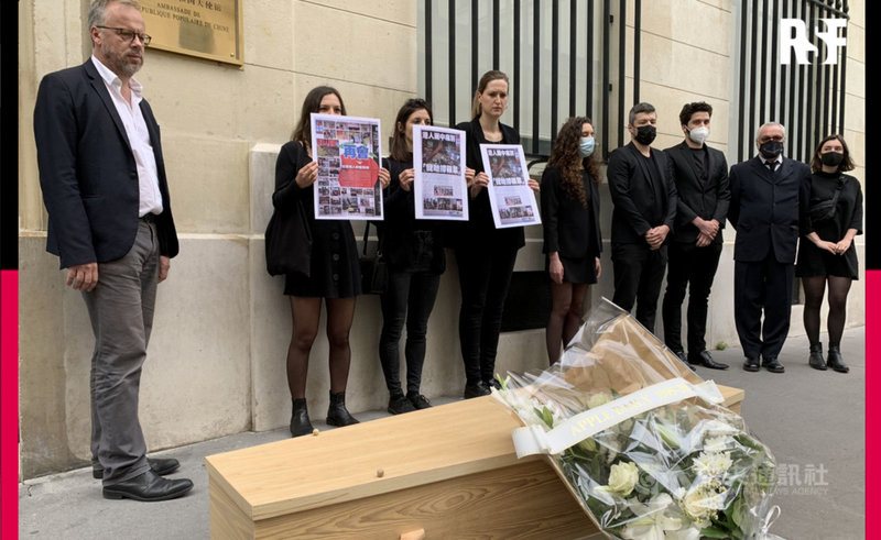 無國界記者組織(RSF)25日在法國巴黎和德國柏林的中國大使館外同步抬棺抗議,譴責香港政府致蘋果日報於死地。(RSF提供)中央社記者葉冠吟傳真 110年6月26日