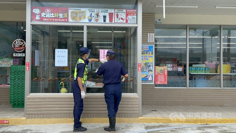從秘魯返台在屏東枋山鄉居家檢疫的祖孫,被證實感染印度Delta變異株,26日起楓港和善餘兩村商店停止營業,警方張貼禁止營業標示。(枋寮警分局提供)中央社記者郭芷瑄傳真 110年6月26日