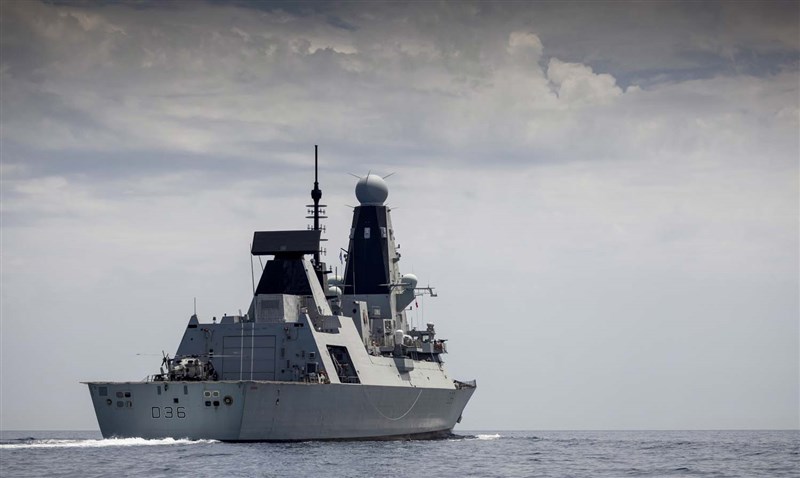 英國海軍驅逐艦「衛士號」(圖)是否如俄羅斯所言,闖入俄羅斯黑海領海,遭俄軍艦艇射擊警告,俄軍機也在英艦航道投彈示警,雙方各說各話陷入羅生門。(圖取自英國皇家海軍網頁royalnavy.mod.uk)