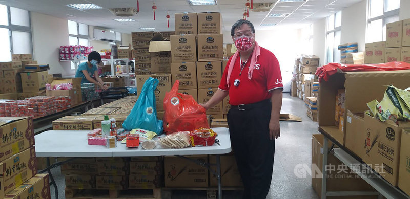 台北市中正區忠勤里里長方荷生募集食物、日用品等給有需要的弱勢家庭與相關社福團體,讓需要的人可以得到物資。(方荷生提供)中央社記者陳怡璇傳真 110年6月26日