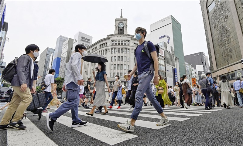 日本東京都迎來解除「緊急事態宣言」後首個週末，26日銀座街頭出現人潮。（共同社）