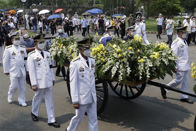 菲律賓前總統艾奎諾三世26日安葬於馬尼拉一座墓園,數十輛汽車組成的送葬車隊從馬尼拉雅典耀大學行駛一小時到馬尼拉以南的墓園,民眾夾道致敬。(美聯社)